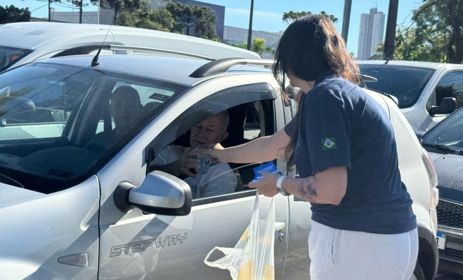 Servidores do IAT durante blitz educativa