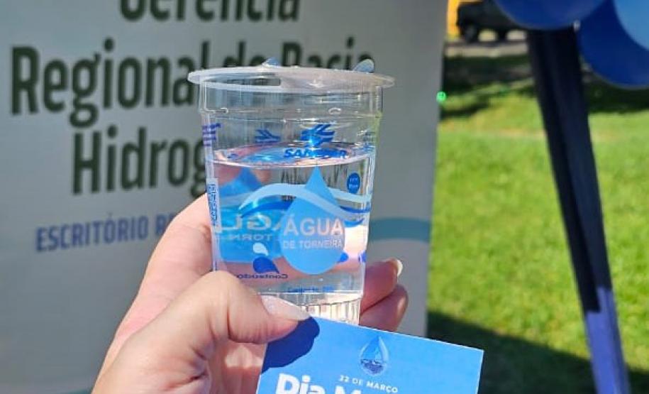 Servidores do IAT durante blitz educativa