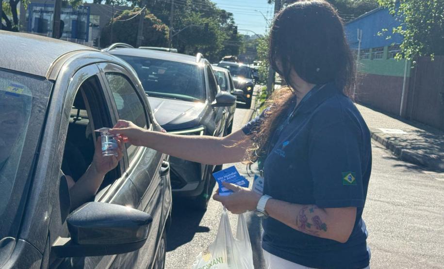 Servidores do IAT durante blitz educativa