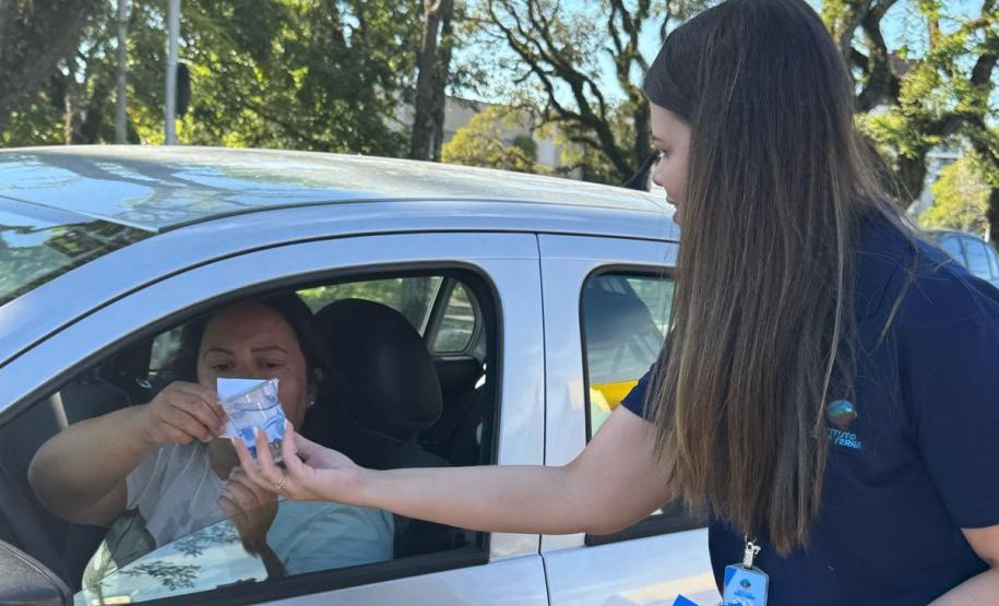 Servidores do IAT durante blitz educativa