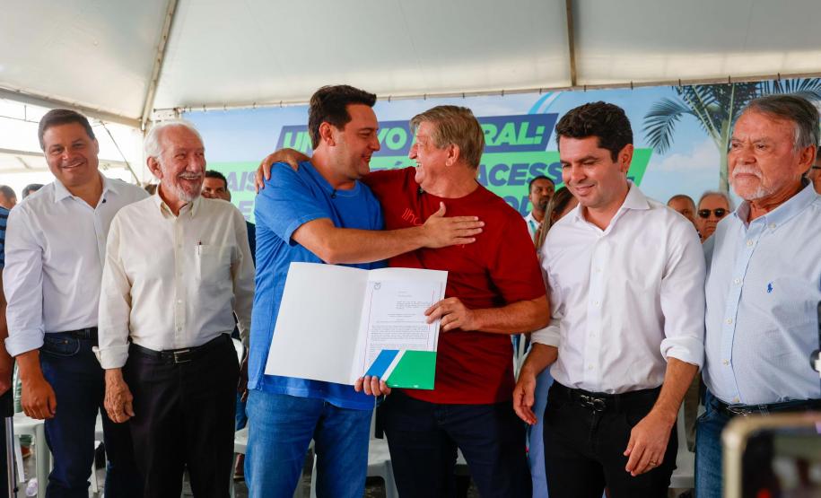 Foto de autoridades durante sanção de nova norma