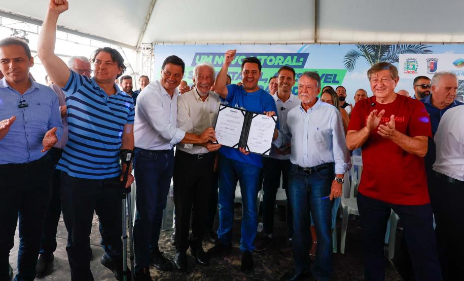 Foto do governador e autoridades em evento de anúncio