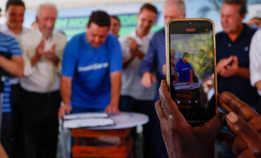Foto do governador e autoridades em evento de anúncio