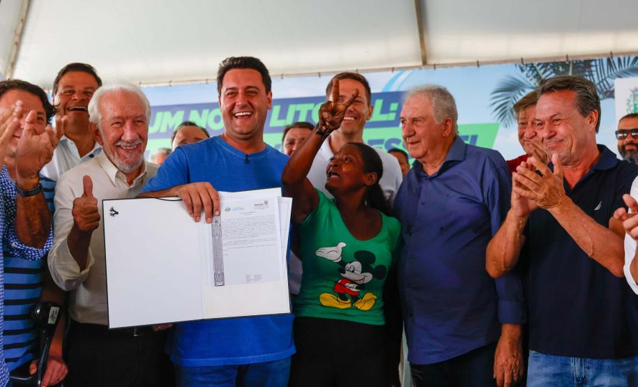 Foto de autoridades durante entrega do título