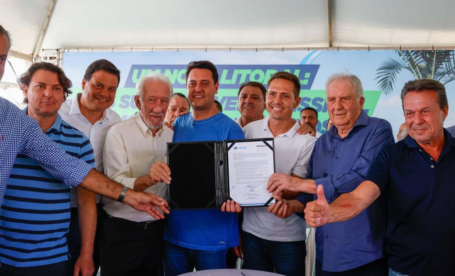 Foto do governador e autoridades em evento de anúncio