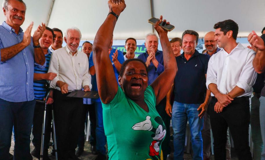 Foto de autoridades durante entrega do título