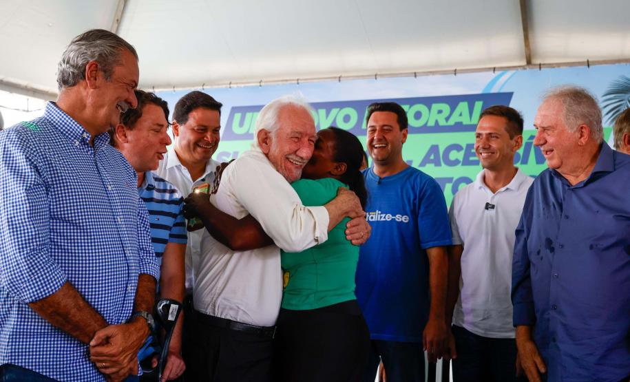 Foto de autoridades durante entrega do título
