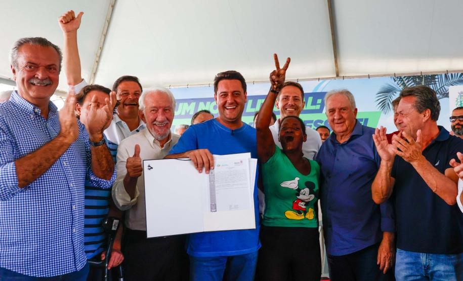 Foto de autoridades durante entrega do título