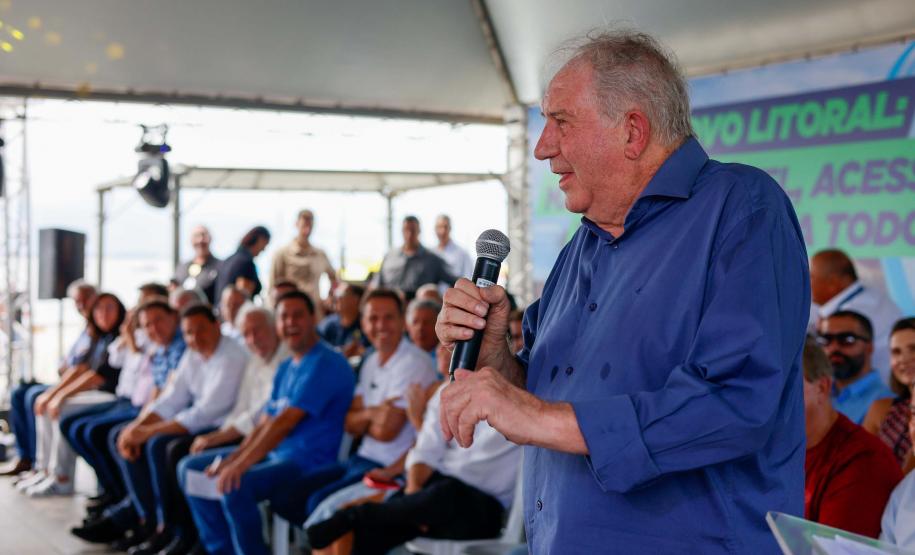 Foto do governador e autoridades em evento de anúncio