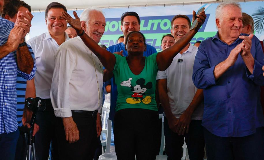 Foto de autoridades durante entrega do título