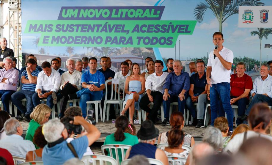 Foto de autoridades durante entrega do título