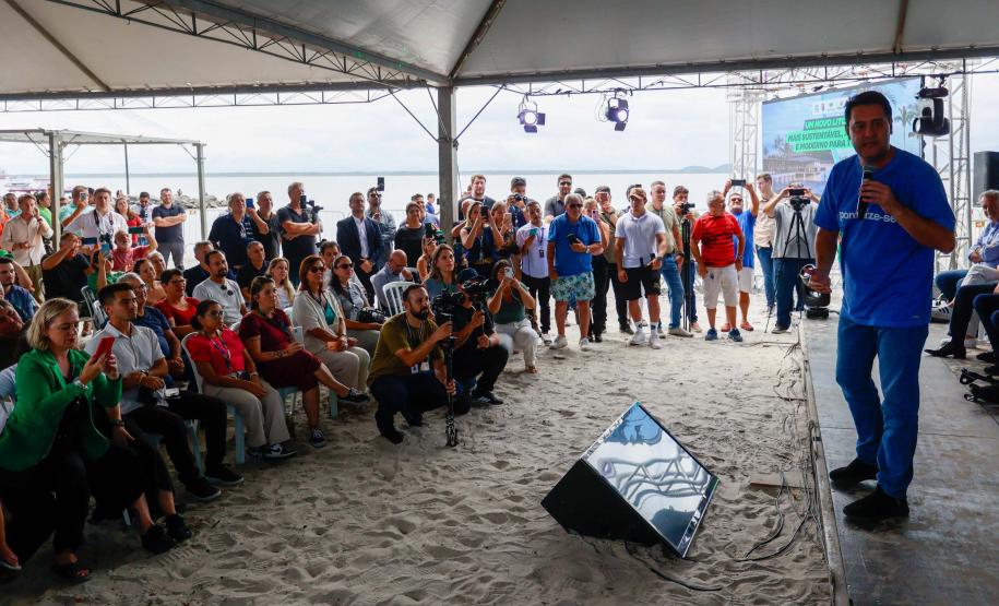 Foto do governador em evento de anúncio