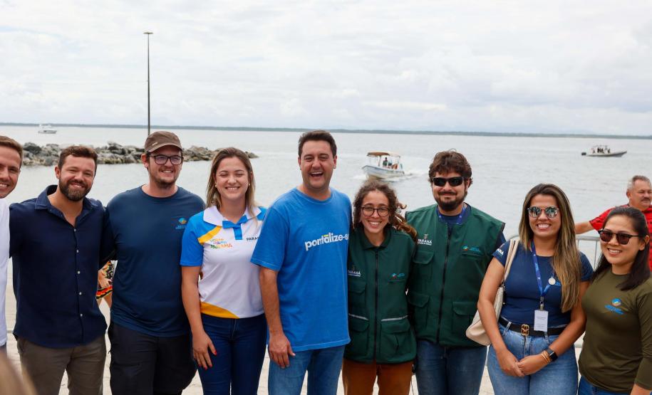 Foto do governador e autoridades em evento de anúncio