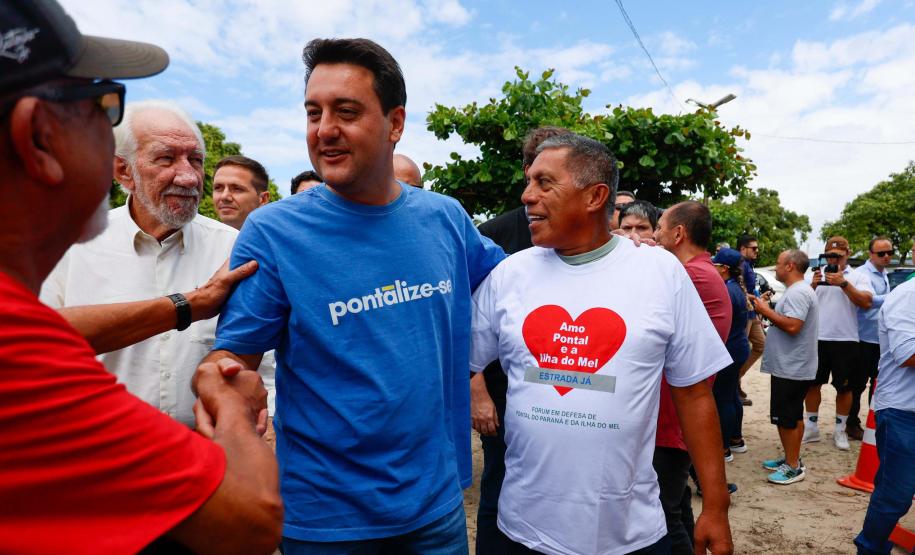 Foto do governador e autoridades em evento de anúncio