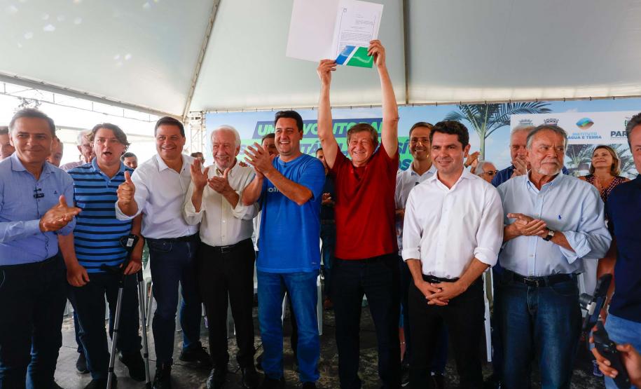 Foto de autoridades durante sanção de nova norma