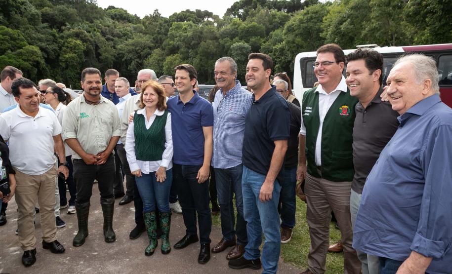 Foto de autoridades e crianças durante soltura de peixes