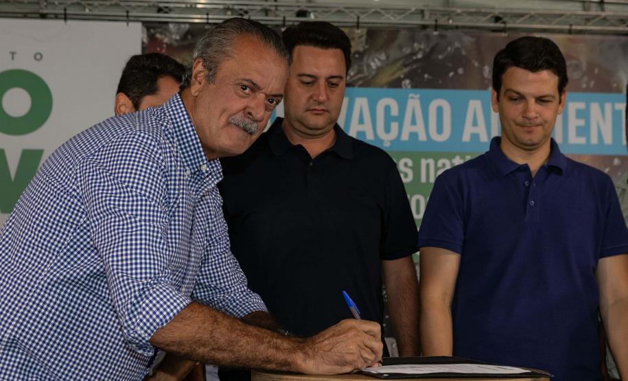Foto de autoridades e crianças durante soltura de peixes