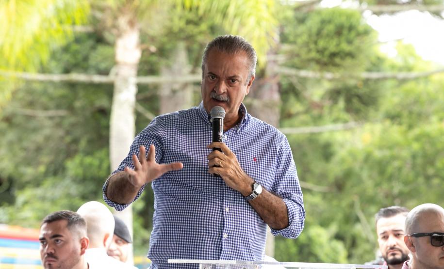 Foto de autoridades e crianças durante soltura de peixes