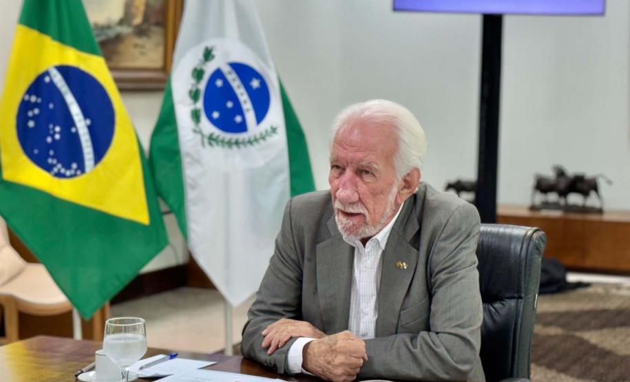 Foto de vice-governador, secretário do desenvolvimento sustentável e diretores da Sedest em reunião