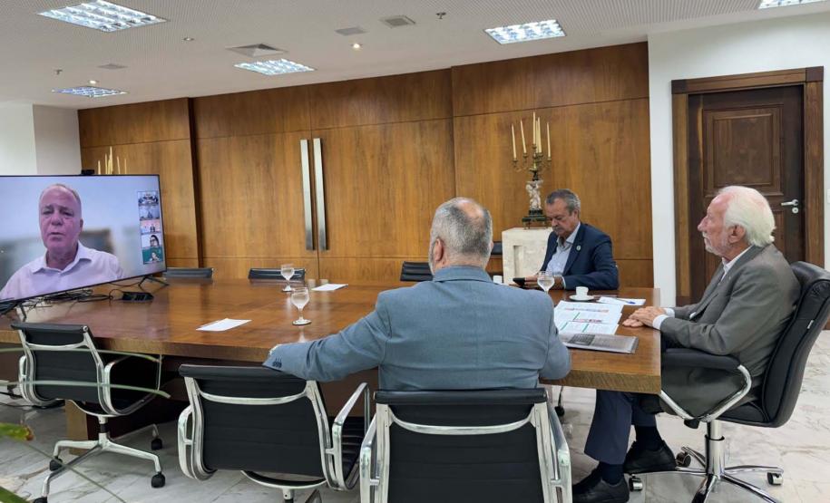 Foto de vice-governador, secretário do desenvolvimento sustentável e diretores da Sedest em reunião