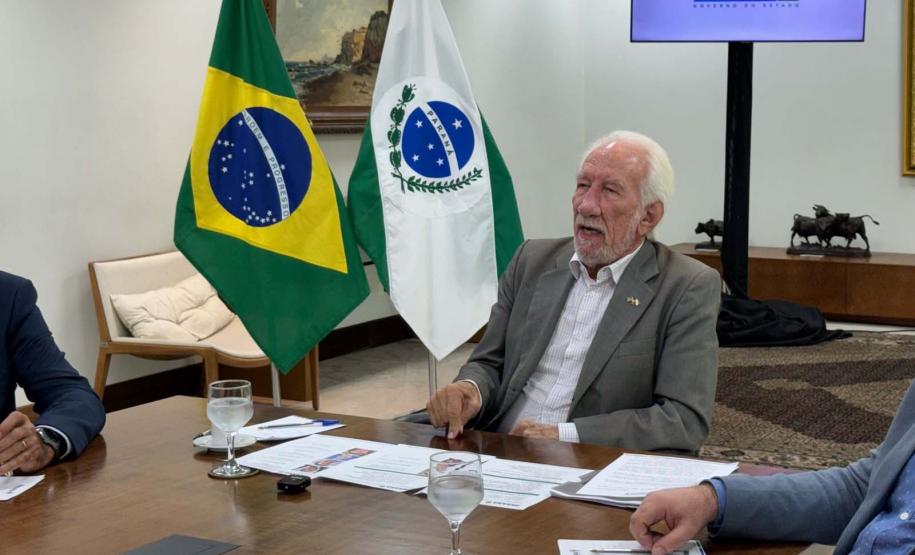 Foto de vice-governador, secretário do desenvolvimento sustentável e diretores da Sedest em reunião