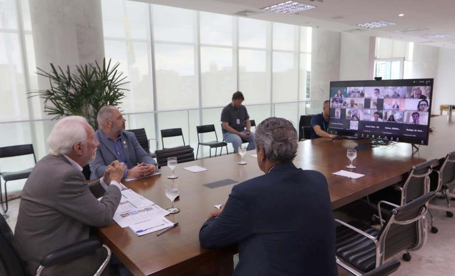 Foto de autoridades em reunião