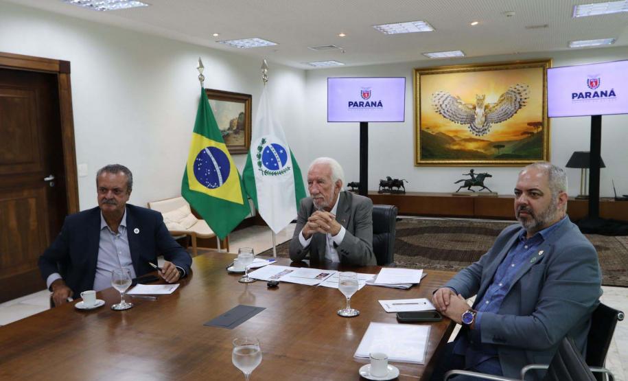 Foto de vice-governador, secretário do desenvolvimento sustentável e diretores da Sedest em reunião