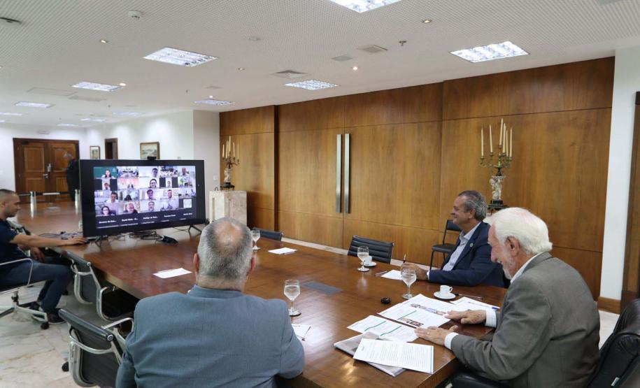 Foto de vice-governador, secretário do desenvolvimento sustentável e diretores da Sedest em reunião