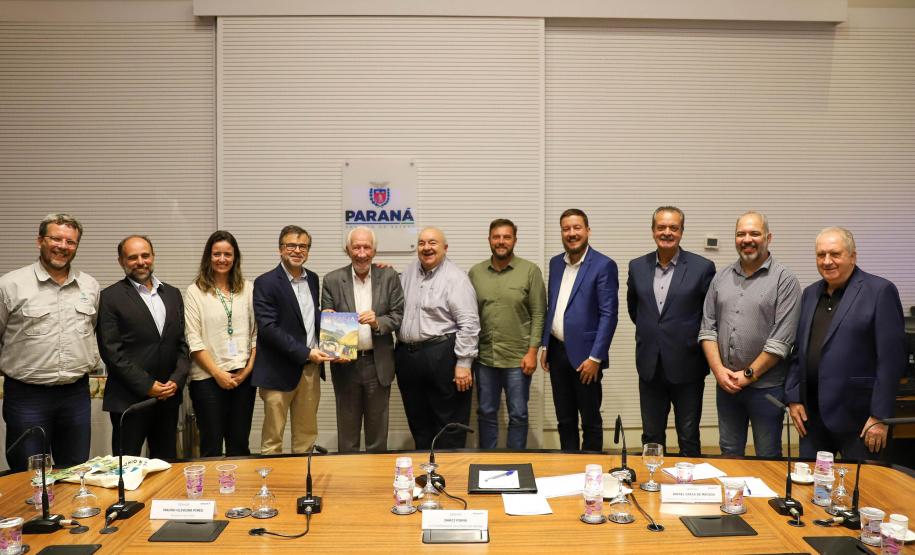 Foto de autoridades durante reunião