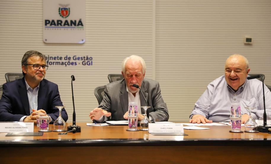 Foto de autoridades durante reunião