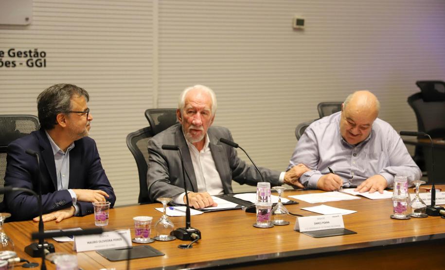 Foto de autoridades durante reunião