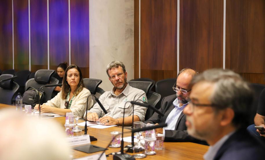 Foto de autoridades durante reunião