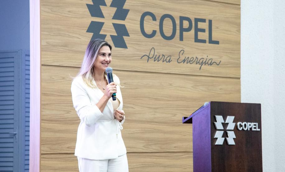 Foto de autoridades discursando em evento