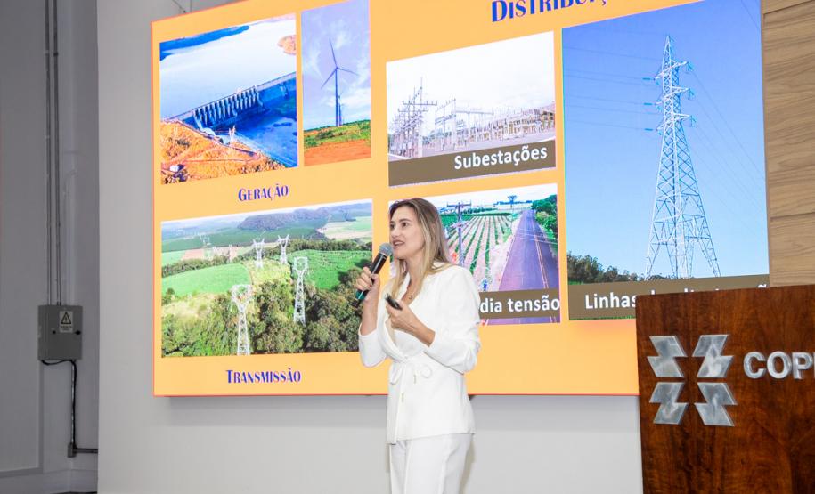 Foto de autoridades discursando em evento