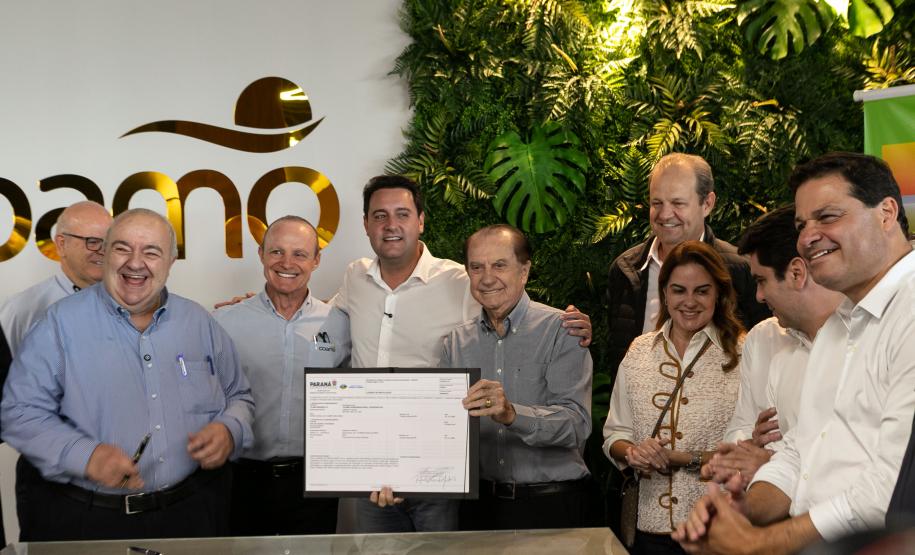 Foto de autoridades durante entrega da licença