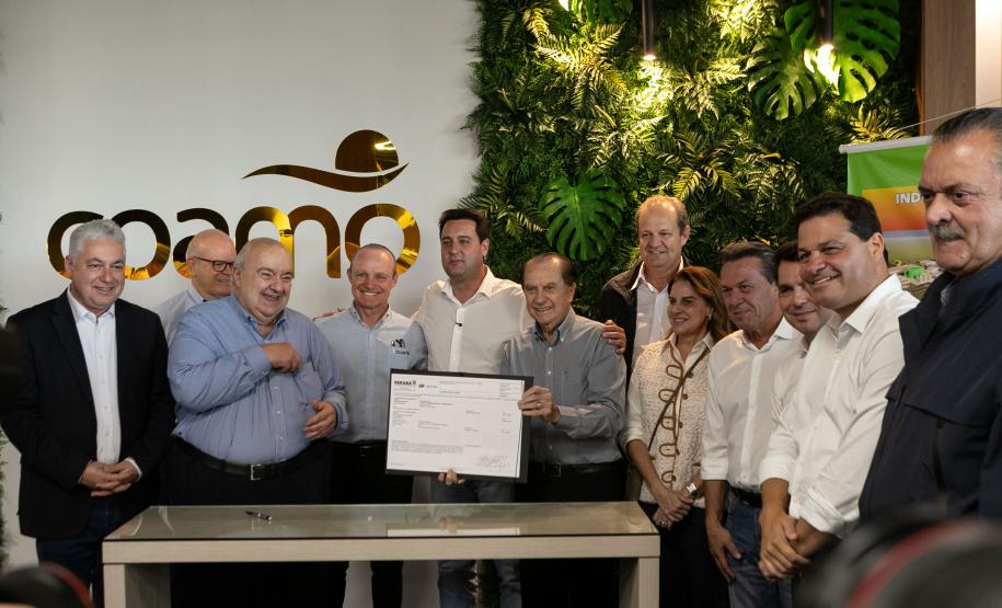 Foto de autoridades durante entrega da licença