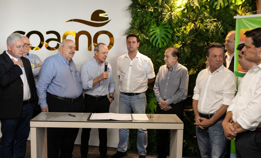 Foto de autoridades durante entrega da licença