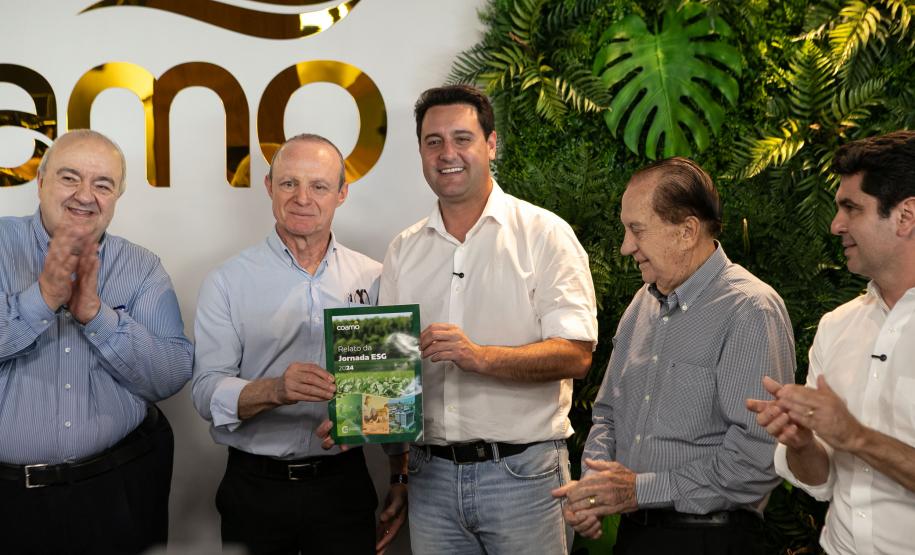 Foto de autoridades durante entrega da licença