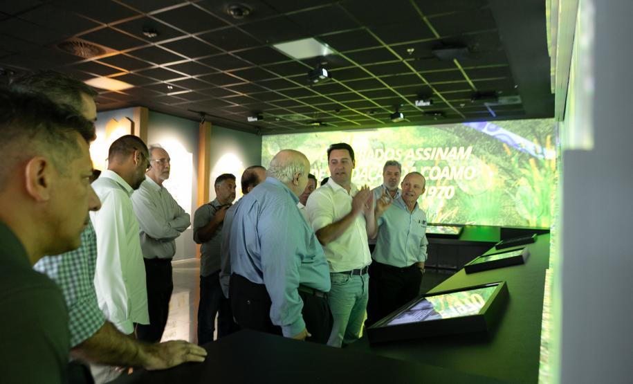 Foto de autoridades durante entrega da licença