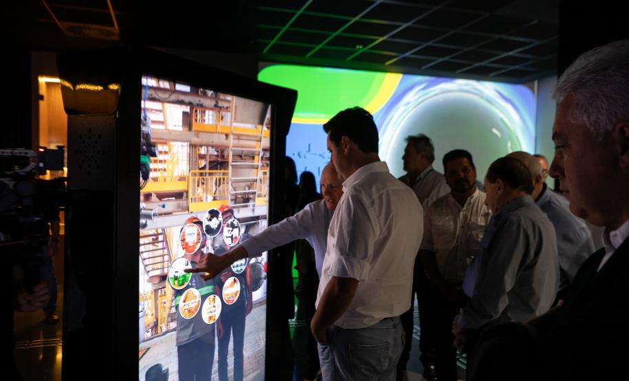 Foto de autoridades durante entrega da licença