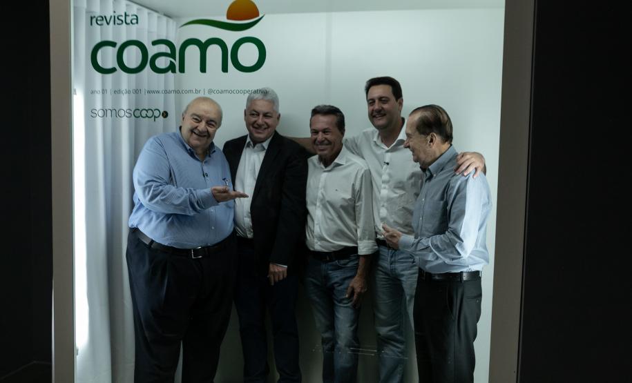 Foto de autoridades durante entrega da licença