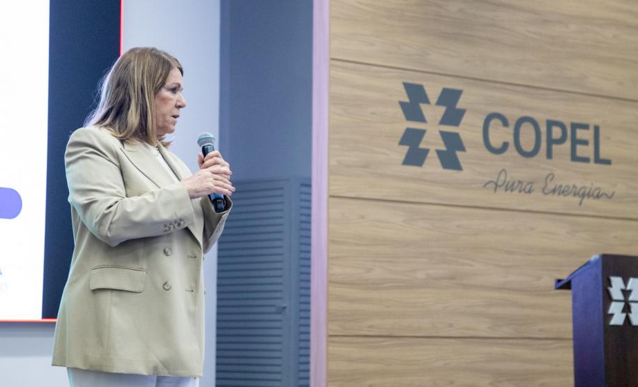Foto de autoridades discursando em evento