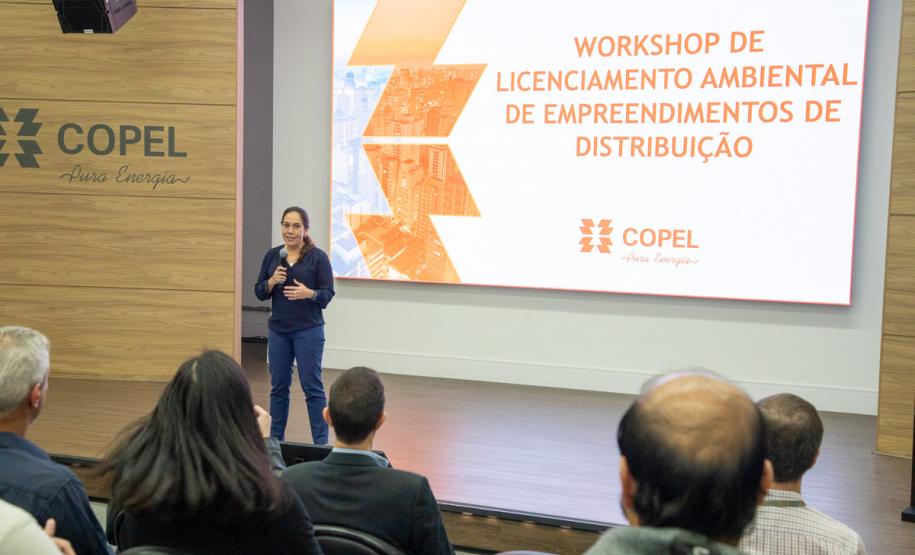 Foto de autoridades discursando em evento