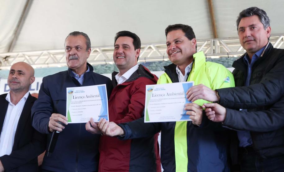 Foto de governador entregando licença ambiental em evento