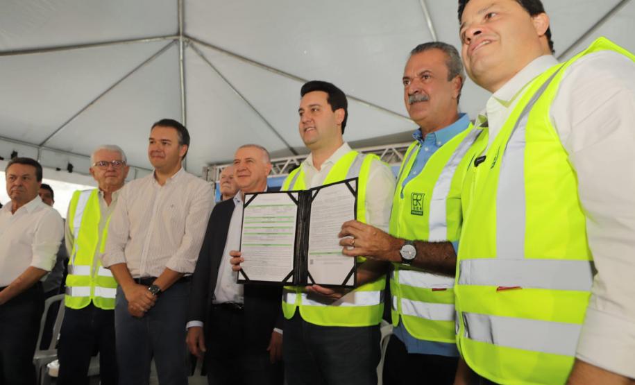 Foto de governador entregando licença ambiental em evento