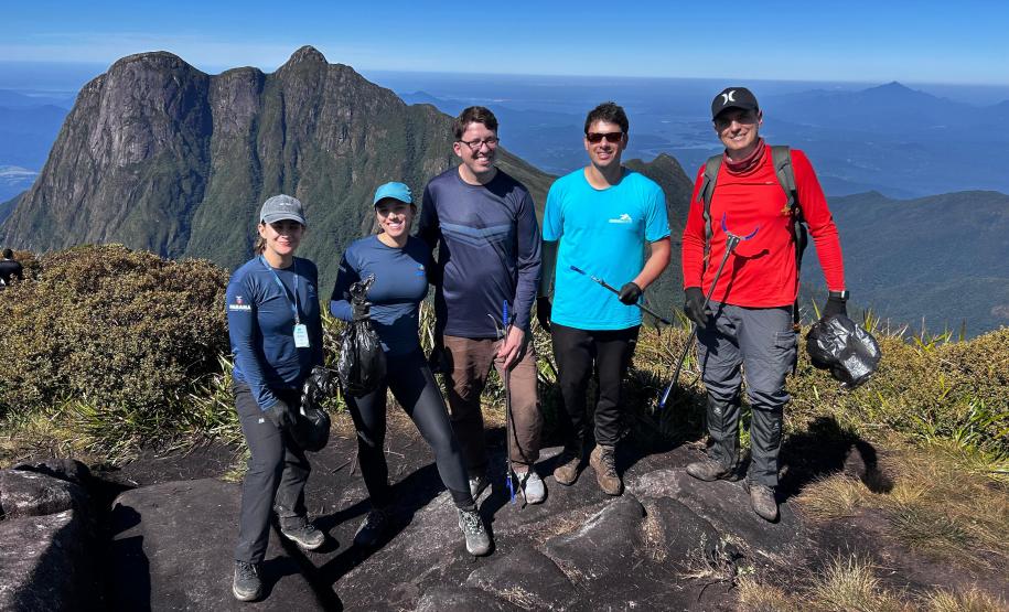 Mutirão de limpeza organizado pelo IAT recolhe 25 quilos de lixo do Parque Pico Paraná