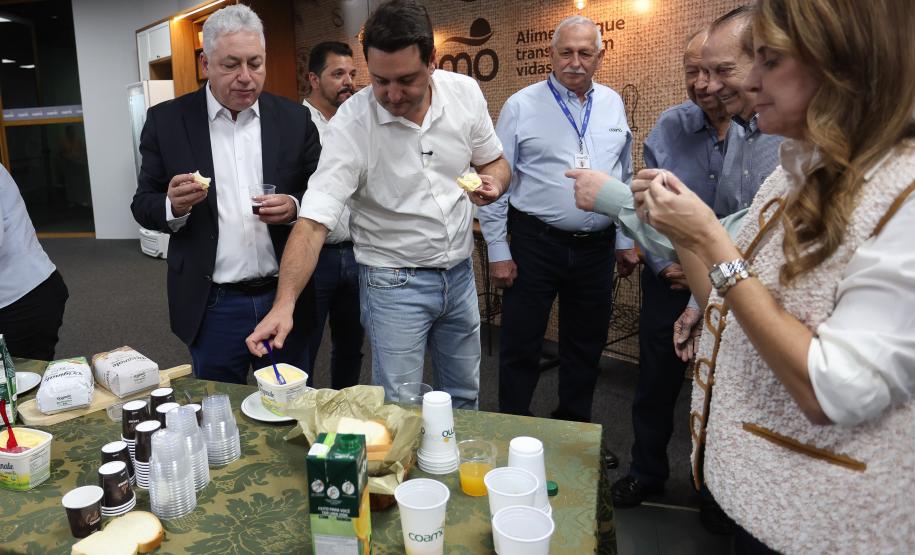Foto de autoridades durante entrega da licença