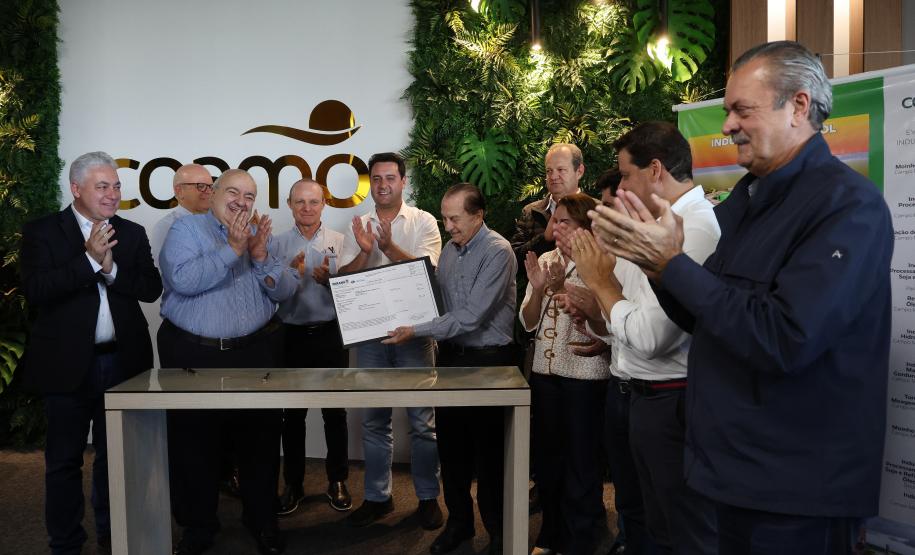 Foto de autoridades durante entrega da licença