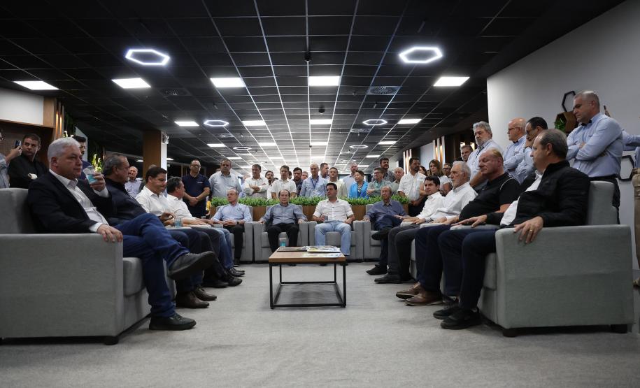 Foto de autoridades durante entrega da licença