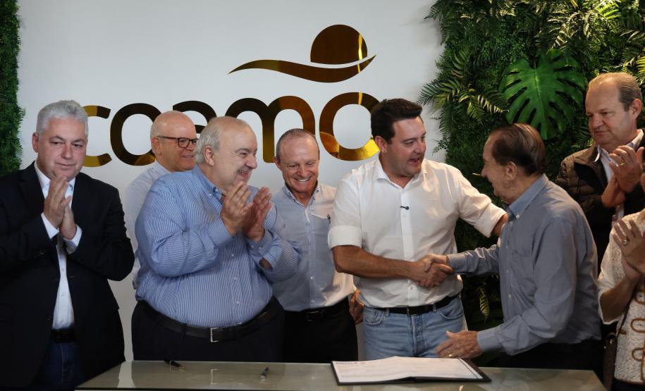 Foto de autoridades durante entrega da licença
